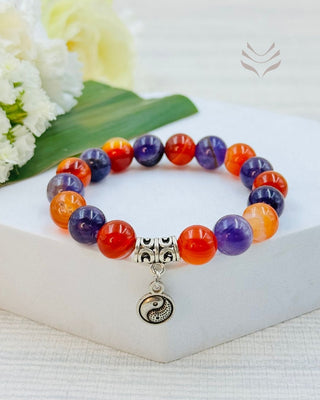 Crystal bracelet with carnelian and amethyst for twin flame connection.